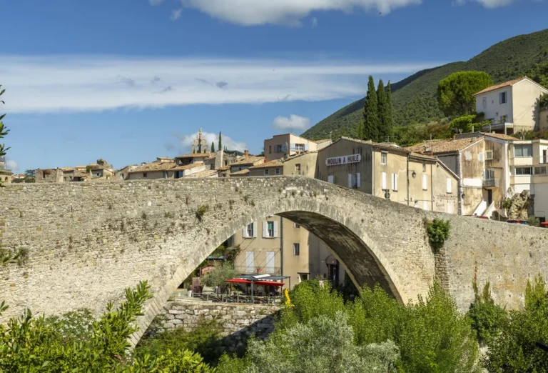 Pont roman de Nyons : un décor vivant au fil des saisons